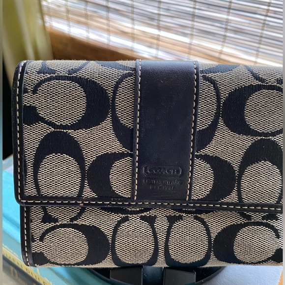 Authentic COACH Leather Signature Black Trifold Small Wallet EUC - Picture 2 of 9